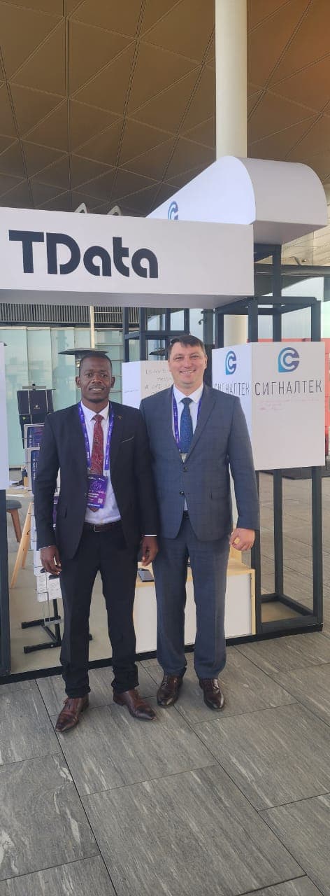 Mussollini Mugumbate meeting an exhibitor at a technology stand at the forum